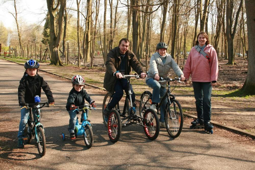 Famille faisant du vélo dans un parc