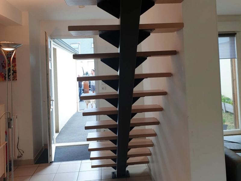 Escalier droit sans garde corps dans une maison