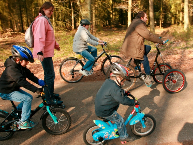 Tricycle pour personnes en situation de handicap en famille